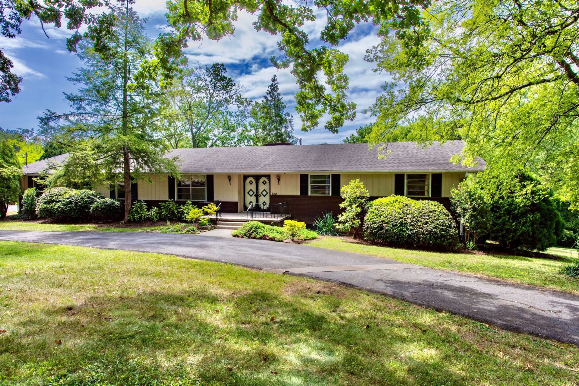 This image is by Powell Auction & Realty.