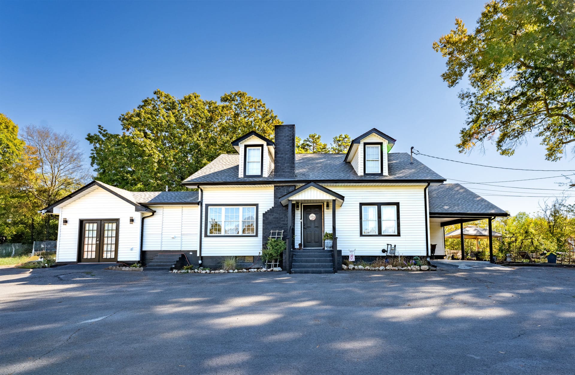 This image is by Powell Auction & Realty.